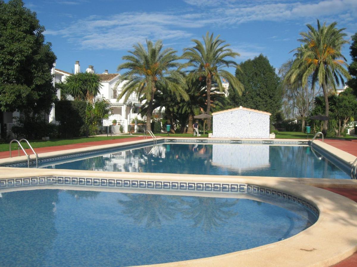 Chalet Adosado En Urbanizacion Con Precioso Jardin دينايا المظهر الخارجي الصورة