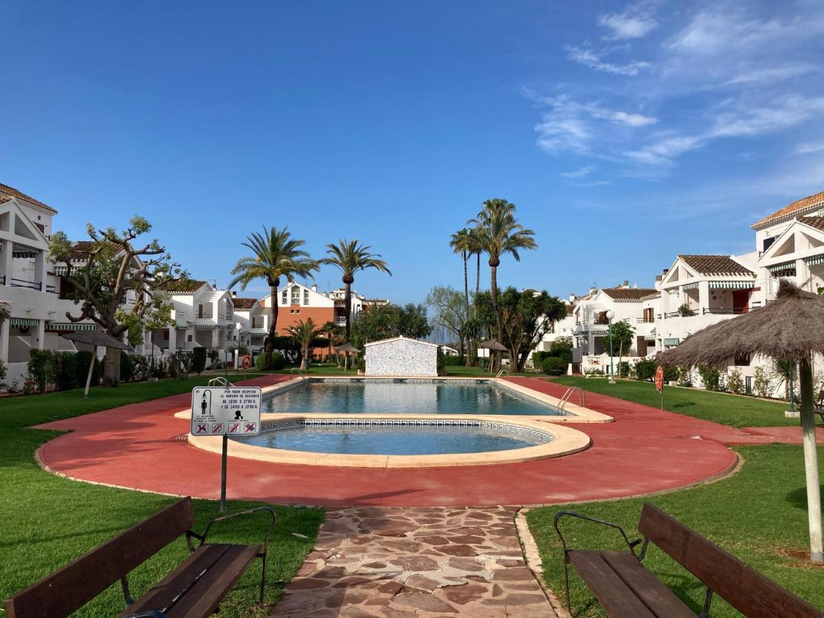 Chalet Adosado En Urbanizacion Con Precioso Jardin دينايا المظهر الخارجي الصورة