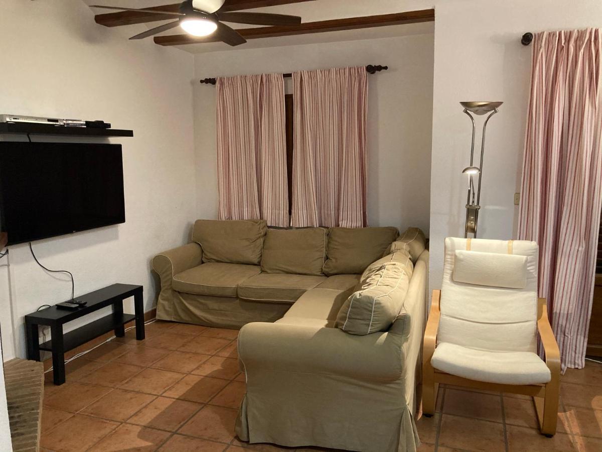 Chalet Adosado En Urbanizacion Con Precioso Jardin دينايا المظهر الخارجي الصورة
